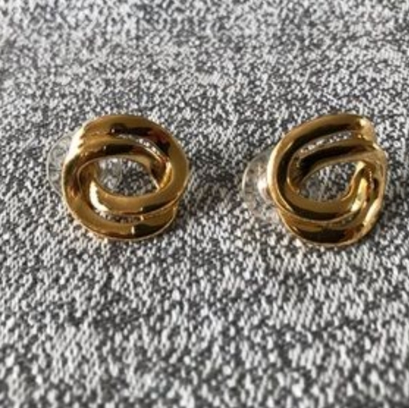 Womens Gold tone earrings, interlocking circles 🌴 - Picture 6 of 6